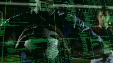 Erkek futbolcu, yeşil veri şebekesi olan topu tutarken sönen tarama sporları ölçümleri ile dolup taştı. Sporcu, spor, yarışma, fütüristik, teknoloji, takım çalışması, performans