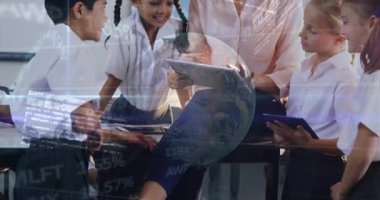 Okulda dijital tablet kullanan Kafkas ve öğrencilerin borsa veri işleme animasyonları. Küresel ekonomi ve eğitim teknolojisi kavramı