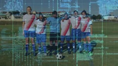 Açılış sahnesinde altı kadın sahada kollarını birleştirirken spor analitiğini gösteriyor. Sporcular, takım çalışması, kararlılık, teknoloji, açık hava, spor, birlik