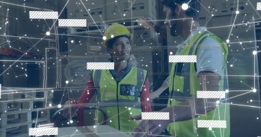 Depo çalışanları güvenlik teçhizatı ile depodaki holografik kaplamayı analiz ediyorlar, paletleri kutulara koyuyorlar. Sanayi, takım çalışması, lojistik, dijital, envanter, işbirliği, güvenlik