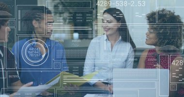 Lounge 'daki masada dizüstü bilgisayar ve veri örtüleriyle oturan dört profesyonelle işbirliği yapmak. İşbirliği, takım çalışması, yenilik, modernlik, analitik, kentsel, profesyonel