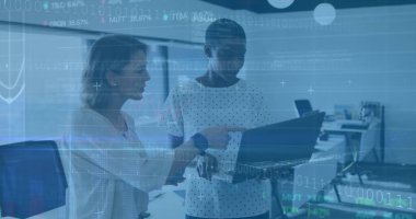 Açık ofiste, dizüstü bilgisayar monitörleri ve veri örtüleriyle işbirliği yapan iki profesyonel. İşbirliği, takım çalışması, dijital, analitik, finans, modern, başlangıç