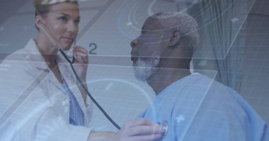 Beyaz önlüklü doktor muayene odasında steteskobu olan hastayı dinliyor, dijital kaplamalı. Tıbbi, sağlık, tanı, dijital, yenilik, profesyonellik, klinik