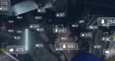 Garajda arabanın altında LED değnek, yüzen simgeler ve kopyalama alanı kullanan örtülü teknisyenleri inceliyorum. Tamirci, teknoloji, dijital, endüstriyel, güvenlik, hassasiyet, bakım