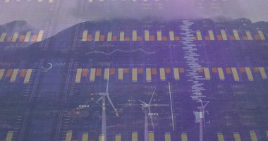 Kırsal rüzgar çiftliğinde, dijital veri örtüleriyle birlikte üç beyaz rüzgar türbini dönüyor. Yenilenebilir, sürdürülebilirlik, dijital, analitik, temizlik enerjisi, teknoloji, manzara