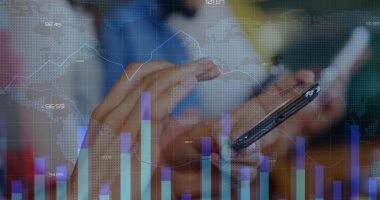 Ofis masasında Stylus, akıllı telefon grafiği olan iş kıyafetleri giymiş ellerle pazar haritalarını kaydırmak. Teknoloji, finans, analitik, veri görselleştirme, şirket, çalışma alanı, profesyonel