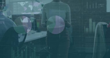 Ofiste grafikleri inceleyen tablet tutan takım elbiseli bir kadın sunuluyor. İş, takım çalışması, şirket, sunum, analitik, işbirliği, modern