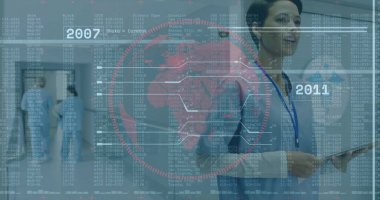 Beyaz önlüklü kadın doktor hastane koridorunda verileri takip ediyor, kopyalama alanı. Tıbbi, sağlık, teknoloji, yenilik, işbirliği, profesyonel, klinik