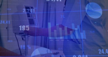 Ofisteki gümüş dizüstü bilgisayara, yüzen finans çizelgeleriyle yazı yazan ve işaret eden ortaklar. İş, takım çalışması, profesyonel, analitik, dijital, çalışma alanı, içgörü