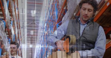 Ambalajlı yelek giyen ambalaj görevlisi ambar koridorunda bant kutusuyla. Sanayi, lojistik, yönetim, teknoloji, takım çalışması, verimlilik, depo