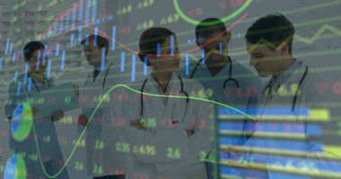 Laboratuvar önlüğü giymiş olgun bir kadın doktor hastane koridorundaki verileri analiz ediyor ve üzerinde şamdan çizelgesi var. Tıbbi, sağlık, analitik, veri görselleştirme, profesyonel, işbirliği, modern