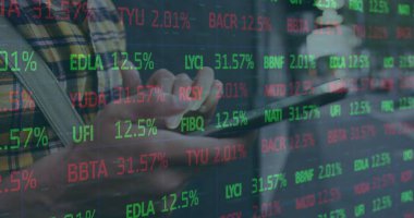 Tıklatma tableti, ofiste ekose gömlek ve omuz çantası giyen cam kaplamalı bir adam. Teknoloji, finans, veri, dijital, profesyonel, analitik, modern