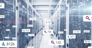 Veri merkezinde çalışan merkezi koridor, aydınlatılmış sunucu raflarını ve kaplama gereçlerini gösteriyor. Teknoloji, siber güvenlik, otomasyon, yenilik, veri, altyapı, dijital