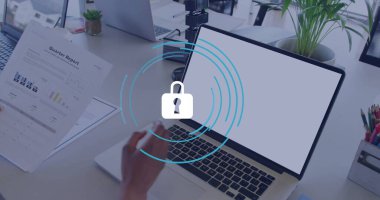 Üç aylık raporunu elinde tutan kadın, gümüş dizüstü bilgisayarı ve sulu, kopyalama uzayı. Profesyonel, çalışma alanı, üretkenlik, modern, veri, analiz, organize