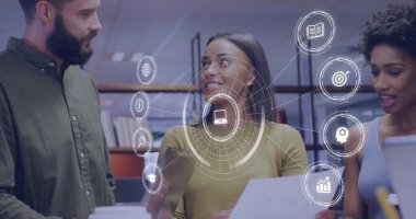 Çıktıları gözden geçirip teknik simgeleri gösteriyorlar. İş arkadaşları ofiste dizüstü bilgisayar kullanarak günlük giysiler giyiyorlar. İşbirliği, takım çalışması, yenilik, dijital, çalışma alanı, profesyonel, üretkenlik