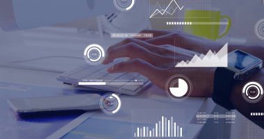 Ofisteki klavyeye akıllı seğirme, kupa ve veri örtüleriyle el yazısıyla veri girişi. Üretim, analitik, teknoloji, dijital, çalışma alanı, yenilik, modern