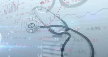 Masanın üzerinde steteskop duruyor. Şeffaf finans hattı, bar çizelgeleri, rakamsal örtüşmeler var. Tıbbi, analiz, teknoloji, finans, veri, dijital, tanı