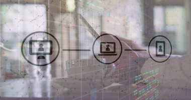 Stylus 'u tutmak, ofis masasındaki gümüş dizüstü bilgisayarda dijital kaplamalarla el yazısı yazmak. Teknoloji, yenilik, dijital, çalışma alanı, üretkenlik, modern, iletişim