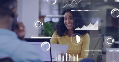 Ofis masasında elinde yazılı raporlar tutan İspanyol bir kadın sunuyor. Laptop ve veri örtüleriyle. İş, işbirliği, veri analizi, profesyonel, modern, teknoloji, takım çalışması