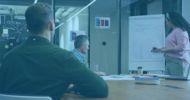 Toplantı odasında bar çizelgesi sunan meslektaşlar. Çizelge işaretleyiciler, yapışkan notlar ve çizelgeler. İşbirliği, takım çalışması, beyin fırtınası, modern, iş dünyası, strateji, iletişim