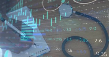 El, masadaki deftere steteskop, hisse senedi verileri, kopyalama alanı ile metal kalem kullanarak. Kurum, finans, çalışma alanı, iş, analitik, profesyonel, modern