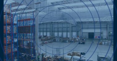 Depoda kask takan, yelek giyen, kutulara ve paletlere el koyan, fotokopi çeken bir ekip. Sanayi, lojistik, kargo, dağıtım, işlemler, inşaat, koruma