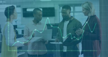 Modern ofisteki performans ölçümlerini dizüstü bilgisayar raporları ve veri grafiğiyle gözden geçiren bir ekip. İşbirliği, takım çalışması, veri analizi, modern çalışma alanı, profesyonel çevre, iş stratejisi, dijital arayüz