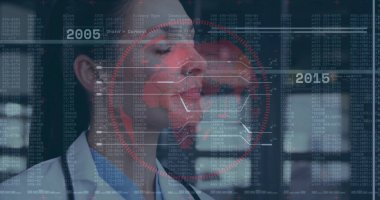 Doktor beyaz önlük ve steteskop takıp hastanede harita kaplamalı arayüzü inceliyor. Tıbbi, geleceksel, teknoloji, yenilik, sağlık, veri, araştırma