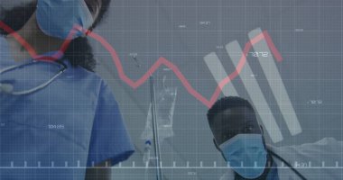 Hastane koğuşunda maske takan ve hastayı muayene eden sırık ve veri örtüsü takan çalışanlar. Tıbbi, sağlık, klinik, tanı, takım çalışması, profesyonel, yenilik