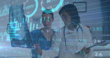 Klinikte, elinde tablet ve stetoskoplarla röntgen panelini inceleyen doktorları inceliyorum. Tıbbi, işbirliği, profesyonel, sağlık, tanı, klinik, modern