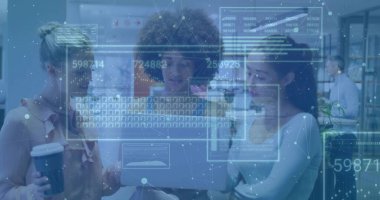 İş kıyafeti giyen üç takım üyesi ofiste dizüstü bilgisayarda kahve fincanı ile birlikte kontrol paneli takıyor. İşbirliği, takım çalışması, analitik, modern, profesyonel, iletişim, veri görselleştirme