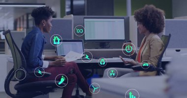 Ofis bölmelerinde, sürdürülebilirlik simgeleriyle belgeleri tartışan kadınları incelemek. İşbirliği, takım çalışması, yenilik, çevre dostu, teknoloji, modern, profesyonel