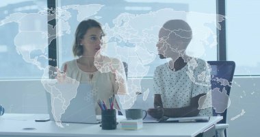 Bilgi paylaşımı, iki meslektaşın gümüş dizüstü bilgisayar kullanması ve ofis masasında akıllı telefonuyla el kol hareketi yapması. İşbirliği, takım çalışması, modernlik, iş kurumu, mesleki iletişim, üretkenlik, işyeri