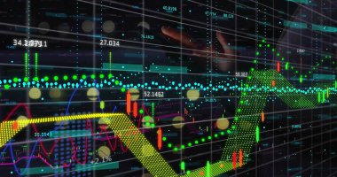 Holografik şamdan şeması ve ticaret ofisindeki moda çizelgeleri sayısal etiketlerle yansıtılıyor. Teknoloji, finans, analitik, yenilik, dijital, iş, fütürizm