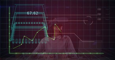 VR kulaklık takan bir kadın teknoloji laboratuarındaki holografik verileri devre kartlarıyla analiz ediyor. Fütürist, yenilikçi, dijital, sürükleyici, elektronik, arayüz, yüksek teknoloji