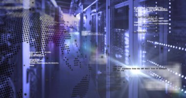 Veri merkezinde yanıp sönen rafa monte edilmiş sunucular gösteriliyor, dünya haritası örtülmüş, uzayı kopyala. Teknoloji, veri, bağlantı, siber güvenlik, altyapı, dijital, ağ