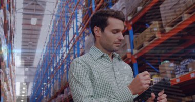 Kareli gömlek giyen bir depo çalışanı koridorda barkod tarayıcı ve raflarla kutuları tarıyor. Sanayi, lojistik, organizasyon, verimlilik, üretkenlik, altyapı, işlemler