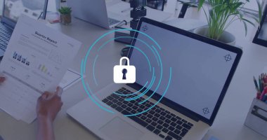 Yazılı Quarter Raporu 'nu ofis masasında tutuyordum. Laptop kilidi ve akıllı telefonun altını çiziyordum. Teknoloji, siber güvenlik, yenilik, çalışma alanı, profesyonel, veri, dijital