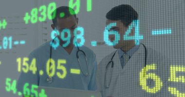 Önlüklü ve laboratuvar önlüklü doktorlar klinikte steteskoplu dizüstü bilgisayar eğitimi alıyorlar. Panjurlar üzerinde veri örtüşüyor. Tıp uzmanları, dijital tanı, sağlık teknolojisi, analitik veriler, klinik danışma, takım çalışması, modern tıp