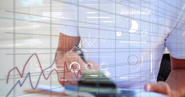 Beyaz gömlekli bir erkek çalışma masasında Stylus 'la birlikte dokunmatik ekran tabletini inceliyor. Teknoloji, iş dünyası, yenilik, veri görselleştirme, analitik, profesyonel, modern