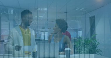 Ofis masasında iş birliği yapan iş arkadaşlarının bilgisayarlarını, kahve fincanlarını ve bitkilerini inceliyorum. Profesyonel, takım çalışması, işbirliği, modern, iş dünyası, çalışma alanı, üretkenlik