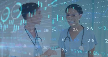 Sağlık verileri, tıbbi ekip, stetoskoplar ve veri arayüzü ile laboratuarda grafikleri analiz etmek. Tıbbi, işbirliği, yenilik, teknoloji, teşhis, hassasiyet, takım çalışması