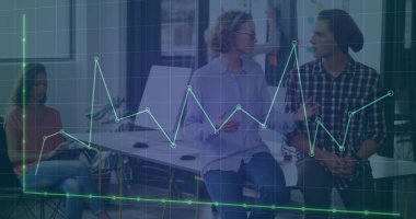 Meslektaşlar tablet, telefon dinlemeleri, ofiste cam duvar yapışkan notlarıyla el kol hareketleri. İşbirliği, yenilik, takım çalışması, üretkenlik, modern, teknoloji, beyin fırtınası