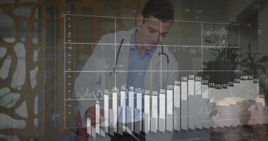 Laboratuvar önlüklü doktor muayene odasında ECG kaplamalı pano tutuyor. Tıbbi, sağlık, analiz, teknoloji, profesyonellik, teşhis, klinik