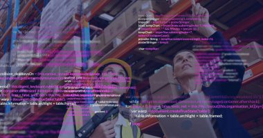 Kod altında tablet kullanarak kask ve yelek giyen depo çalışanlarını teftiş etmek. Sanayi, lojistik, otomasyon, teknoloji, işbirliği, operasyonel, veri