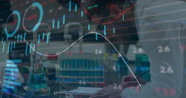 Laboratuar tezgahında notlar yazan bilim adamı mavi deney şişesi karıştırma, tüp rafı, finans tabloları. Araştırma, yenilik, kesinlik, teknoloji, analiz, laboratuvar, bilimsel