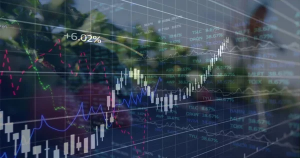 Ofis cam bölümlerinde sermaye grafikleri, şamdanlar, çizgi grafikleri, yüzde etiketleri gösteriliyor. Teknoloji, finans, analitik, görselleştirme, girişim, yenilik, veri