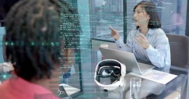 Koreli kadın prototip kağıtlarını meslektaşlarına veriyor ve VR proje toplantısında kodları örtüyor. İşbirliği, yenilik, teknoloji, modern, profesyonel, takım çalışması, dijital