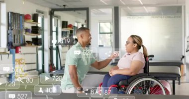 Tekerlekli sandalyedeki hastaya yaslanan terapist, sağlık yardımı için sosyal ikonalar oluşturuyor. Rehabilitasyon, destek, katılım, teşvik, erişilebilirlik, motivasyon, bağlantı