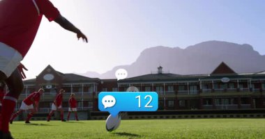 Yetişkin bir ragbi oyuncusu spor analitiği için hızlanıyor ve artan sayılarla karşı atağa geçiyor. Atletik, takım, hareket, canlı, açık hava, rekabet, strateji